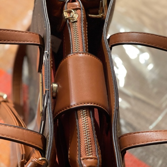 Adrienne Vittadini satchel. - Picture 3 of 3